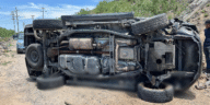 Mujer sufre graves lesiones tras caer con su camioneta desde puente vehicular en Nuevo Laredo