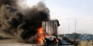 Tráiler se incendia en libramiento de Nuevo Laredo; chofer logra salir ileso
