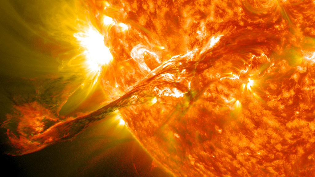 Sol emite poderosa llamarada que amenaza sistemas en la Tierra
