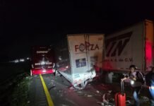 Choque múltiple en la Laredo-Monterrey deja un trailero muerto