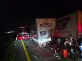 Choque múltiple en la Laredo-Monterrey deja un trailero muerto