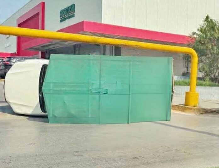 Vuelca camión frente a supermercado en Nuevo Laredo
