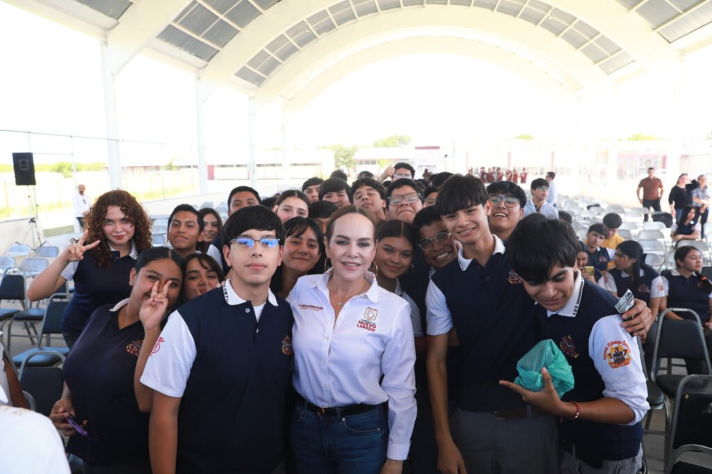 Entrega Carmen Lilia Canturosas techumbre en el CBTIS 137