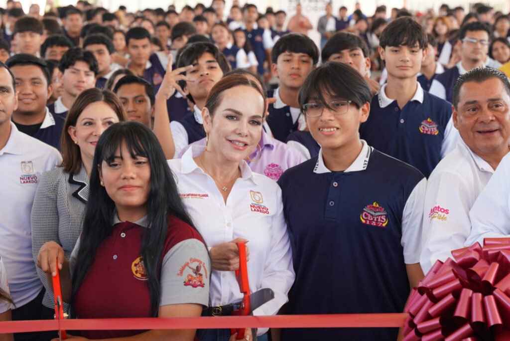 Entrega Carmen Lilia Canturosas techumbre en el CBTIS 137