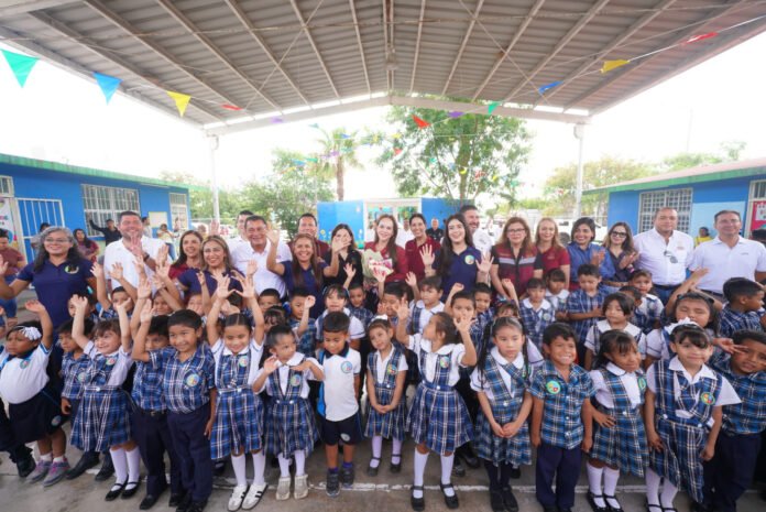 Entrega Carmen Lilia Canturosas obras educativas y comunitarias en Villas de San Miguel