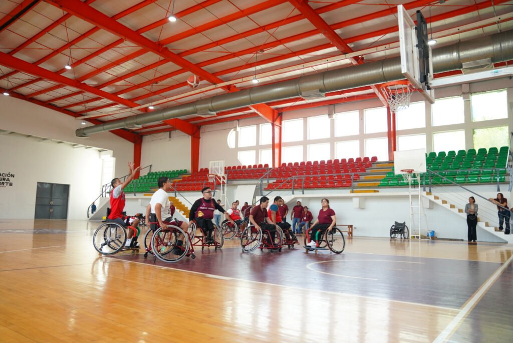 Integrantes del equipo de básquetbol adaptado Los Fundadores recibieron sillas de ruedas deportivas que fortalecerán su desempeño y calidad de vida.