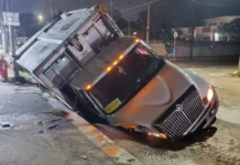 Colapso de pavimento atrapa camión de basura en Tampico