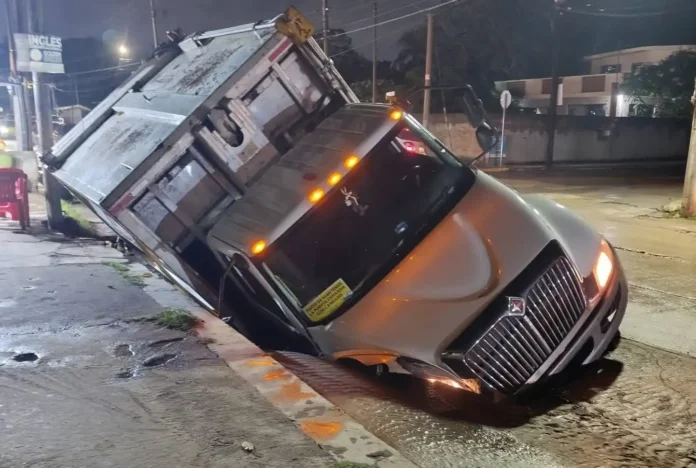 Colapso de pavimento atrapa camión de basura en Tampico