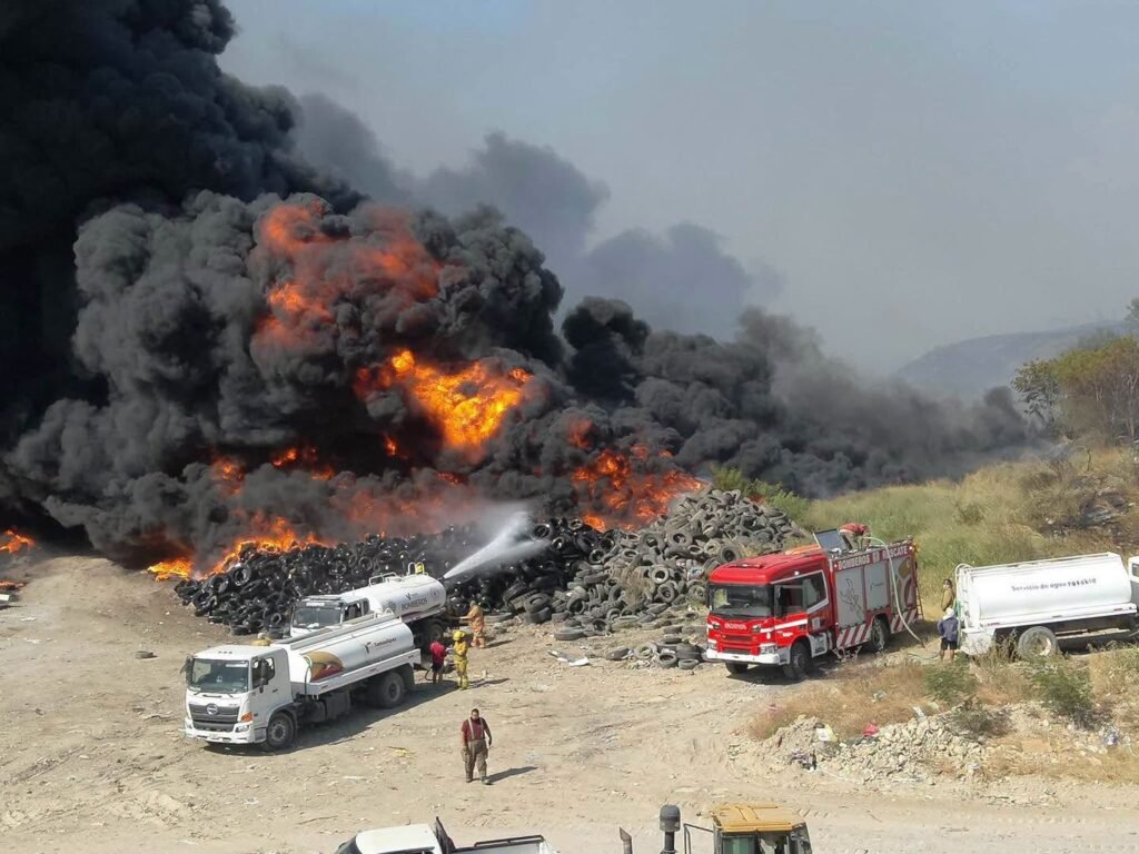 Refuerzan operativo para sofocar incendio en relleno sanitario de Victoria