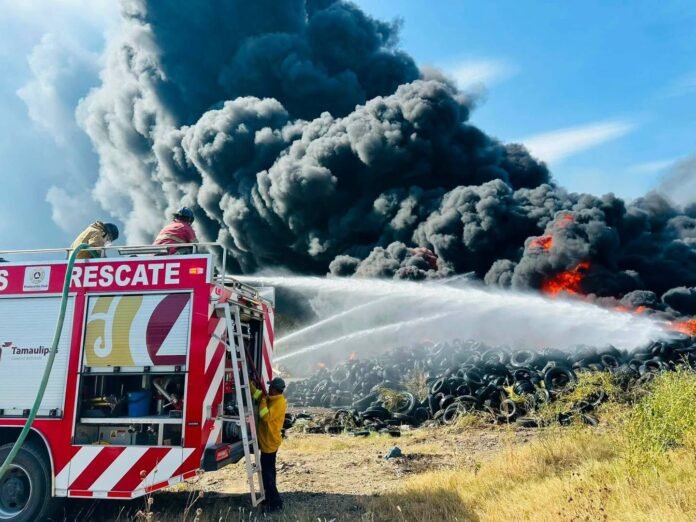 Refuerzan operativo para sofocar incendio en relleno sanitario de Victoria