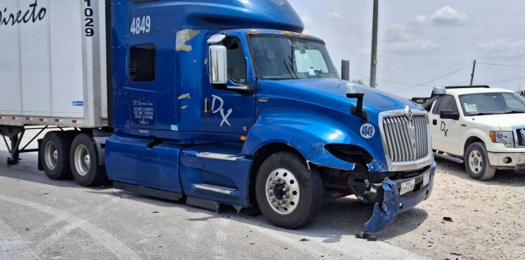 Tráiler impacta auto y lo proyecta contra puesto de comida en Nuevo Laredo