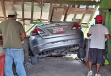 Tráiler impacta auto y lo proyecta contra puesto de comida en Nuevo Laredo