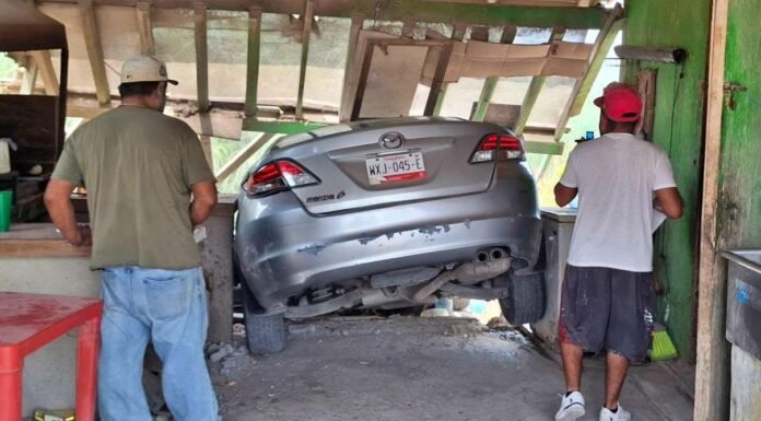 Tráiler impacta auto y lo proyecta contra puesto de comida en Nuevo Laredo