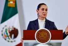 La presidenta de México, Claudia Sheinbaum Pardo, expresó su respaldo a la decisión de la Secretaría de Educación Pública (SEP) de cerrar las escuelas militarizadas en el país, al señalar que este modelo no debe permitir abusos bajo el argumento de fomentar la disciplina. Su postura surge tras el fallecimiento de la adolescente Dafne Zapata Quintos en una institución de este tipo en Tamaulipas. Durante su conferencia matutina, la mandataria calificó como acertada la determinación de la SEP y sostuvo que la prioridad debe ser garantizar la seguridad de niñas, niños y adolescentes dentro de los espacios educativos. "Se está atendiendo y es muy buena decisión que toma la SEP porque con el pretexto de la disciplina pues hay abusos y eso no puede permitirse. La educación es cierto, es una parte de aprender límites, pero es sobre todo un espacio de libertad, de construcción de libertad. Entonces no debe permitirse ningún tipo de abuso contra niñas. Fue una buena decisión que tomó la SEP, y a ver si nos puede informar cuántas escuelas están reconocidas como tal", expresó. Sheinbaum insistió en que la formación de los estudiantes debe desarrollarse en ambientes seguros, donde prevalezcan el respeto a los derechos humanos y la protección de la infancia, dejando en claro que ninguna medida disciplinaria puede estar por encima del bienestar de los menores. El posicionamiento presidencial se dio después de que la SEP anunciara una revisión nacional de los planteles que operan bajo esquemas militarizados y ordenara a las autoridades educativas estatales impedir que continúen funcionando de esa manera para el ciclo escolar 2026-2027. En ese contexto, el secretario de Educación Pública, Mario Delgado Carrillo, recordó que la legislación mexicana no contempla ni autoriza la educación militarizada para menores de edad y que dicho modelo no es reconocido por la SEP ni por la Secretaría de la Defensa Nacional.