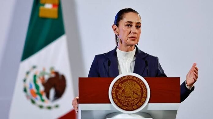 La presidenta de México, Claudia Sheinbaum Pardo, expresó su respaldo a la decisión de la Secretaría de Educación Pública (SEP) de cerrar las escuelas militarizadas en el país, al señalar que este modelo no debe permitir abusos bajo el argumento de fomentar la disciplina. Su postura surge tras el fallecimiento de la adolescente Dafne Zapata Quintos en una institución de este tipo en Tamaulipas. Durante su conferencia matutina, la mandataria calificó como acertada la determinación de la SEP y sostuvo que la prioridad debe ser garantizar la seguridad de niñas, niños y adolescentes dentro de los espacios educativos. 