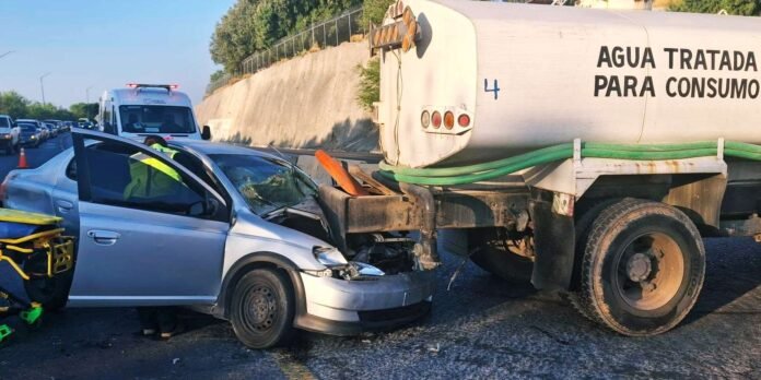 Auto choca contra pipa en retorno del Parque Viveros, en Nuevo Laredo
