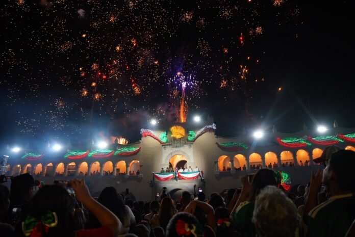 Celebran más de 45 mil neolaredenses Grito de Independencia junto a Carmen Lilia Canturosas