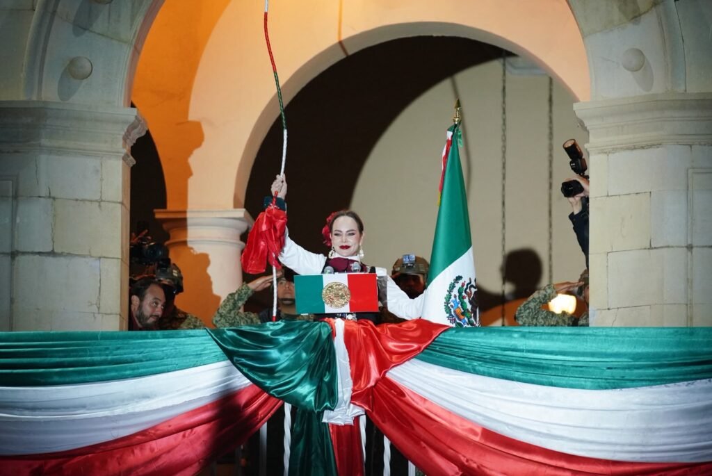 Celebran más de 45 mil neolaredenses Grito de Independencia junto a Carmen Lilia Canturosas