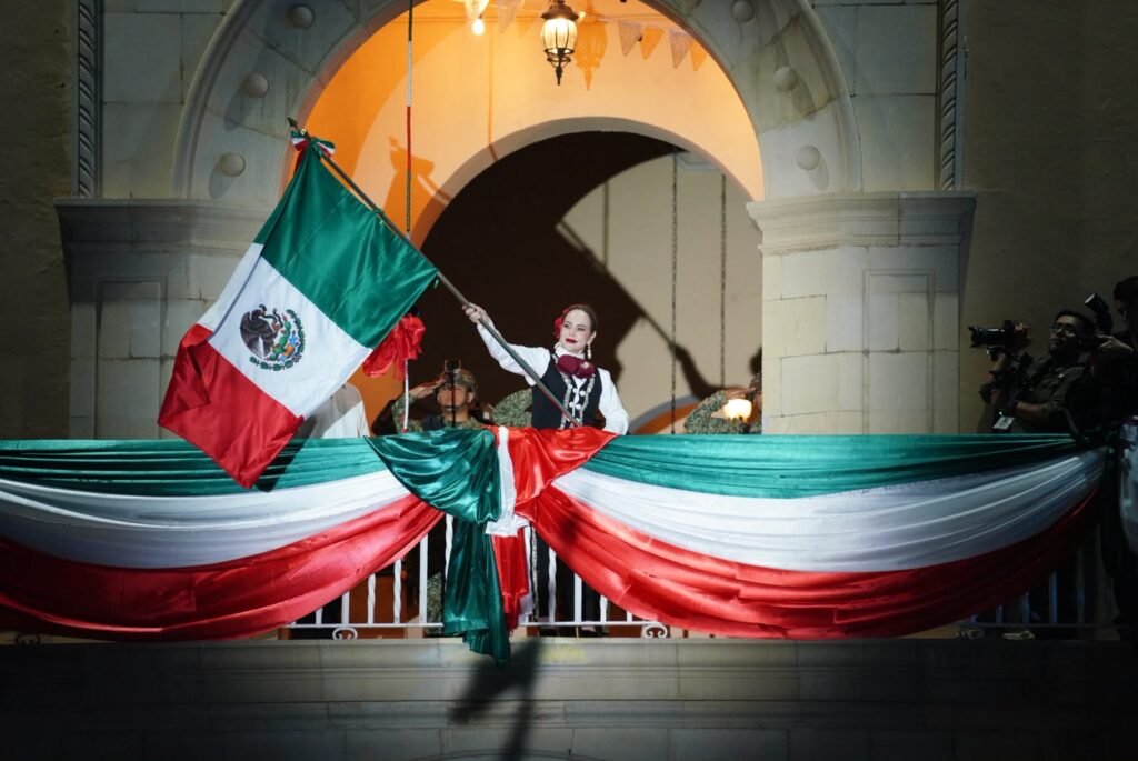 Celebran más de 45 mil neolaredenses Grito de Independencia junto a Carmen Lilia Canturosas