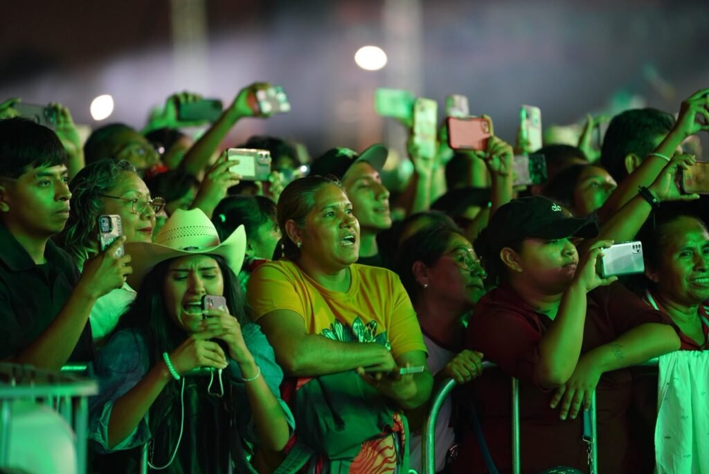 Celebran más de 45 mil neolaredenses Grito de Independencia junto a Carmen Lilia Canturosas
