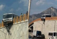 Camión de personal queda suspendido al borde de puente en Nuevo León Camión de personal queda suspendido al borde de puente en Nuevo León