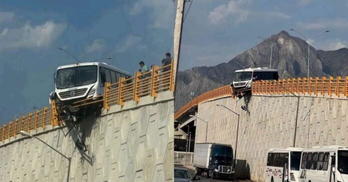 Camión de personal queda suspendido al borde de puente en Nuevo León