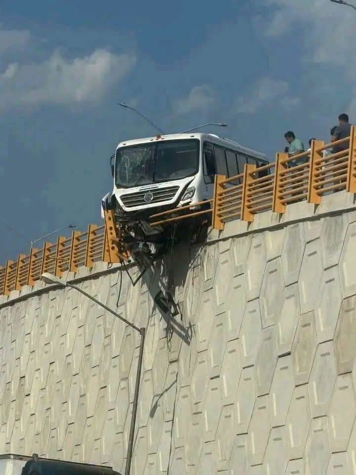 Camión de personal queda suspendido al borde de puente en Nuevo León