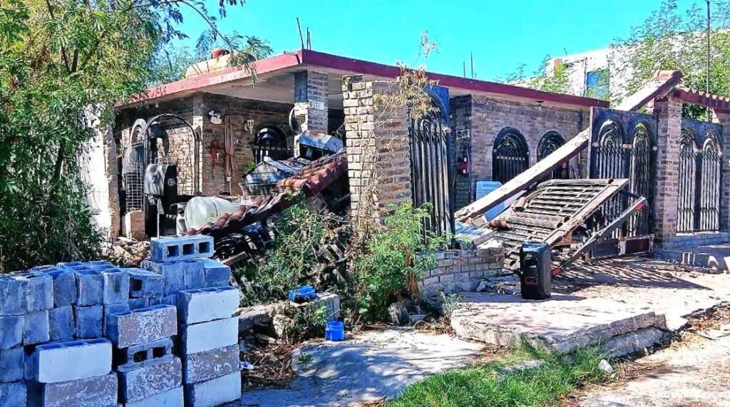 Colapsa barda y techumbre en vivienda de Nuevo Laredo