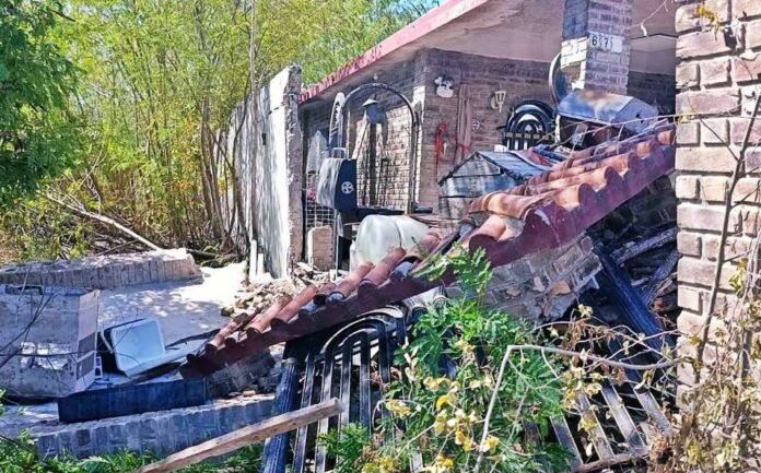 Colapsa barda y techumbre en vivienda de Nuevo Laredo
