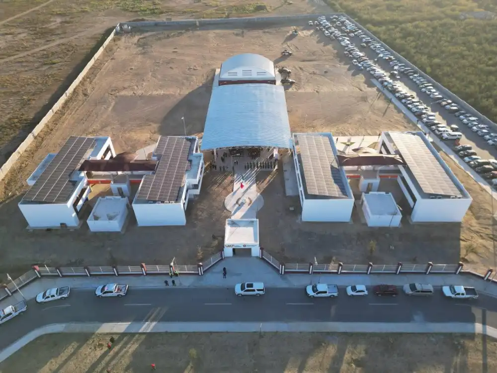 Carmen Lilia Canturosas ha entregado también en la Preparatoria UAT Nuevo Laredo una techumbre y un estacionamiento para beneficio de su comunidad estudiantil.