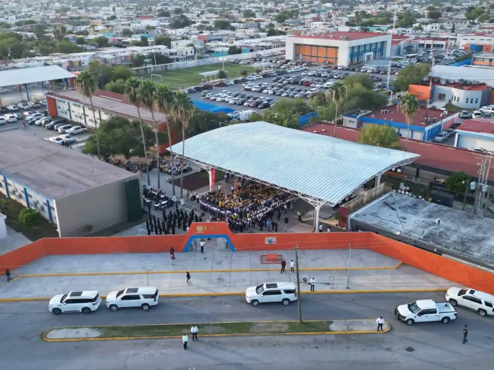 Entre las obras impulsadas para fortalecer la infraestructura educativa se encuentra la techumbre de la Facultad de Comercio, Administración y Ciencias Sociales de la UAT en Nuevo Laredo.