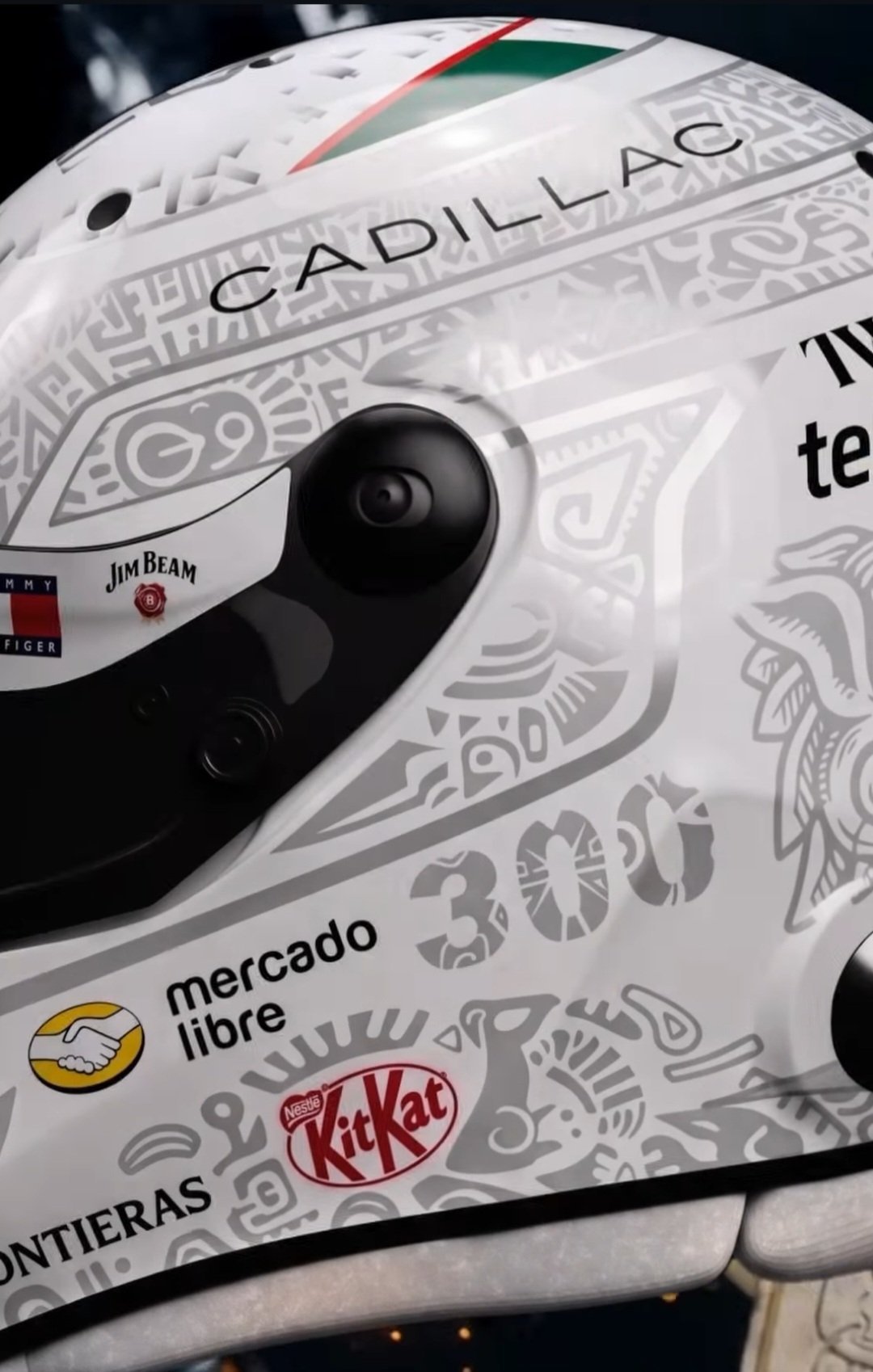 Checo Pérez revela casco especial para celebrar sus 300 carreras en la Fórmula 1