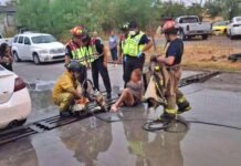 Rescatan a mujer atrapada en guardaganado en Nuevo Laredo