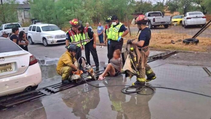 Rescatan a mujer atrapada en guardaganado en Nuevo Laredo