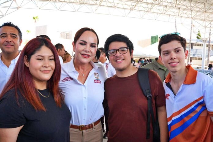 Carmen Lilia Canturosas fortalece apoyo a universitarios con beca para titulación profesional