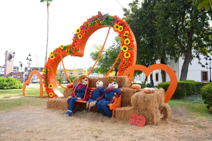 Llenan de color y tradición los espacios públicos de Nuevo Laredo con decoración de temporada